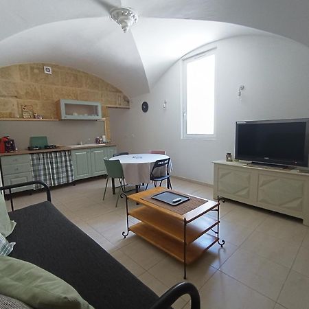 Dans Maison De Maitre, Appartement Independant. Montfrin Bagian luar foto