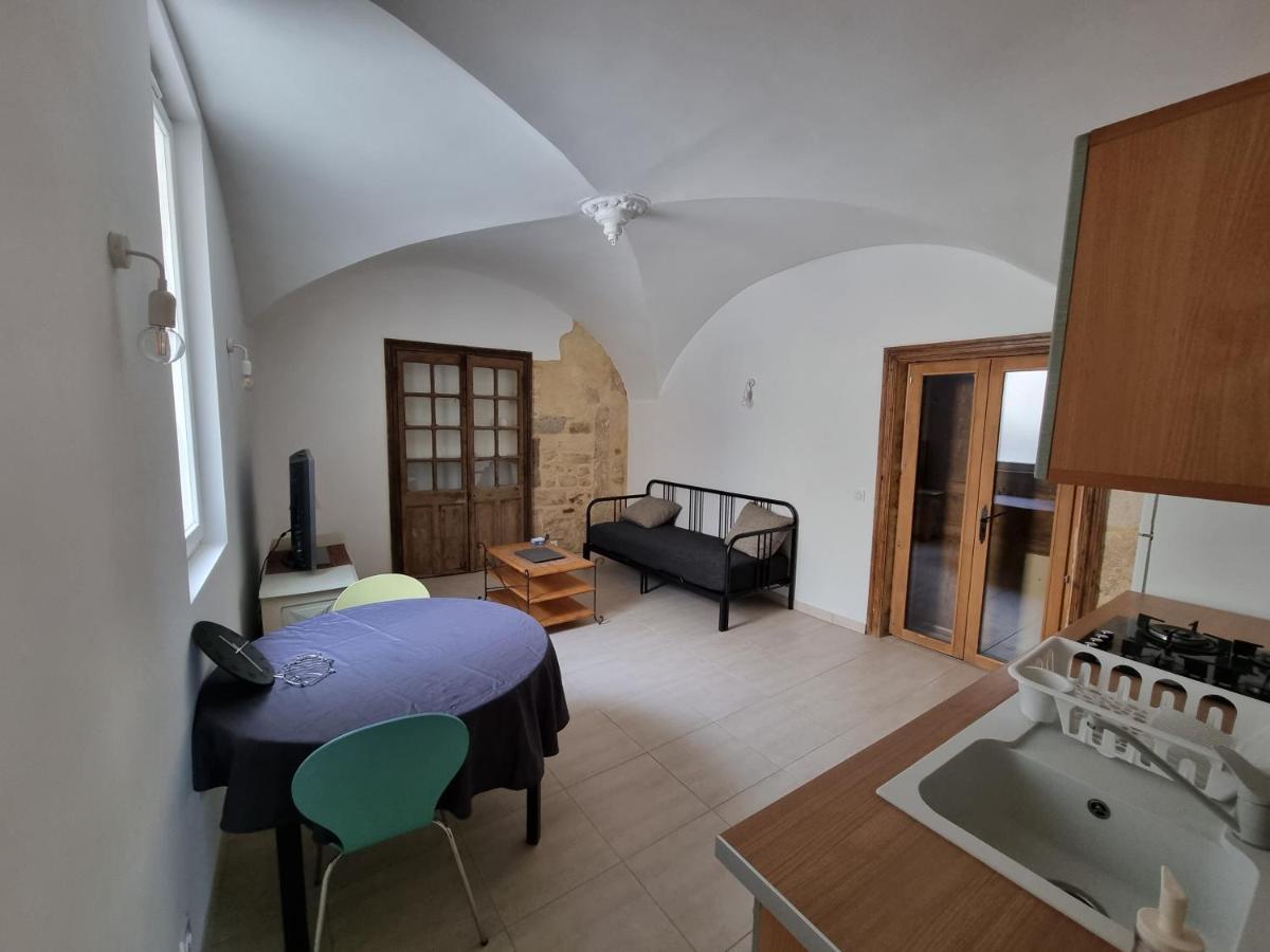 Dans Maison De Maitre, Appartement Independant. Montfrin Bagian luar foto